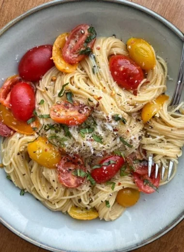 A vibrant bowl of Summer Garden Pasta filled with fresh vegetables