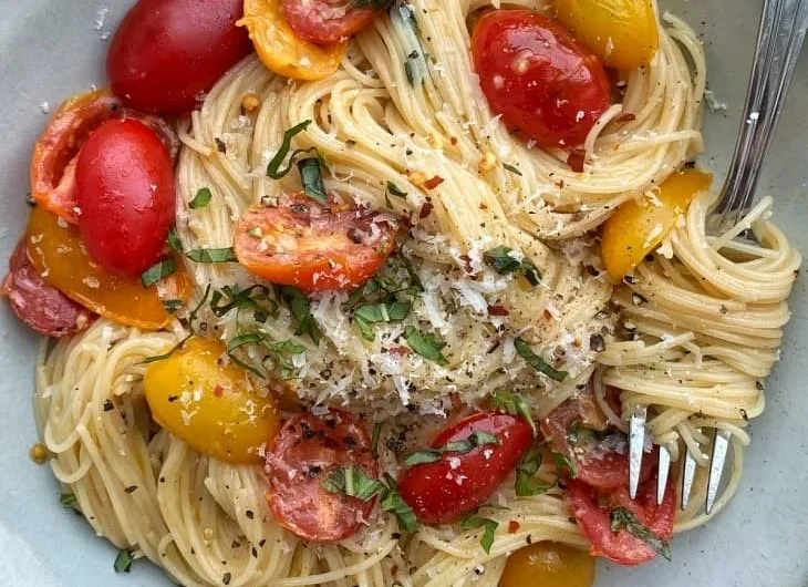 A vibrant bowl of Summer Garden Pasta filled with fresh vegetables