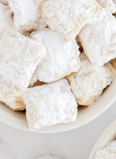 Delicious banana cream pie muddy buddies dessert recipe with banana pudding flavor